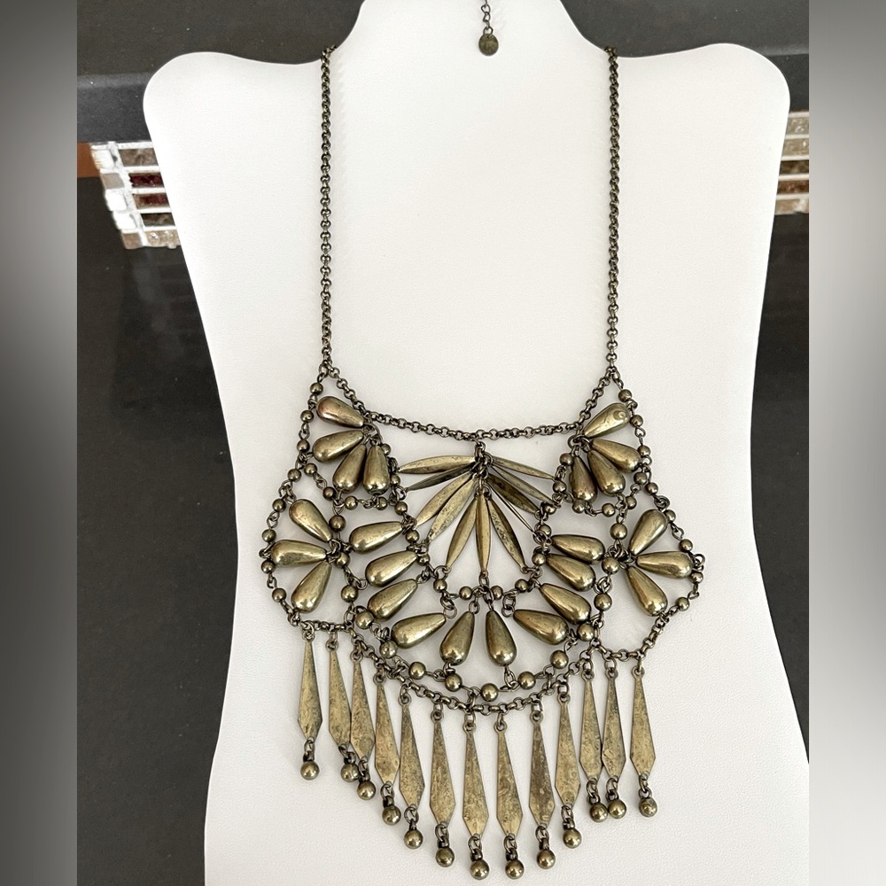 SIGNED ICING VINTAGE NECKLACE. Bronze-tone. Teardrops/feathers/rounds. 17” Long.